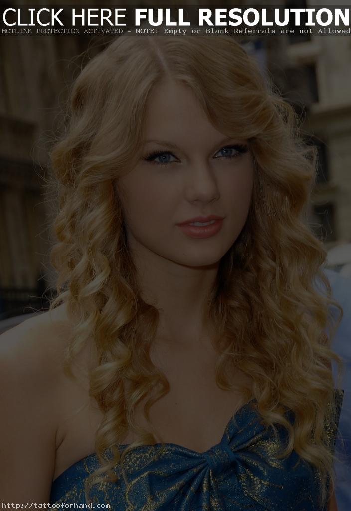 Taylor Swift looks great in this long curly hairstyle